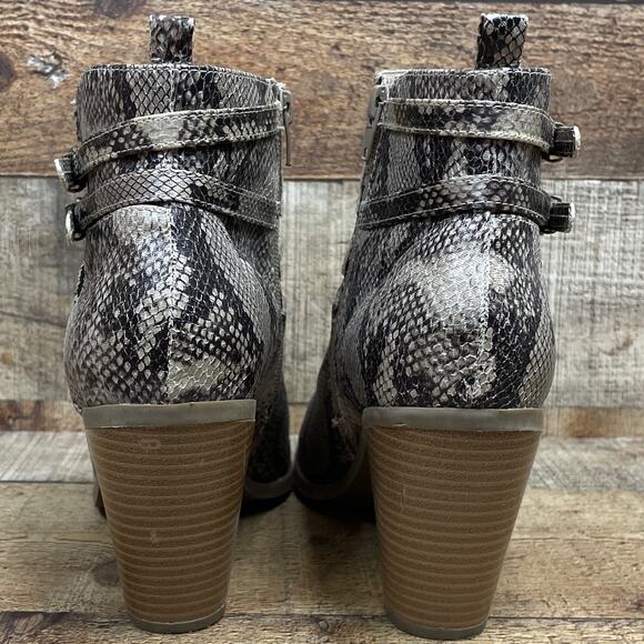 JustFab Willa Snake Print Heeled Buckle Booties Ankle Boots White Gray Size 10 - Picture 8 of 12